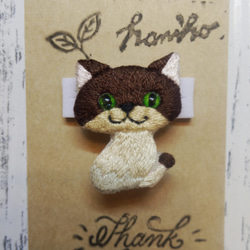 キノコ猫　刺繍ブローチ 茶色　猫の日2023 1枚目の画像