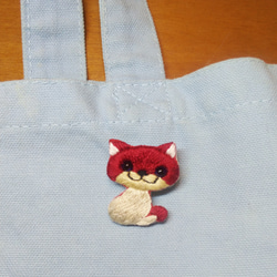 毒キノコ猫　刺繍ブローチ　赤色 4枚目の画像