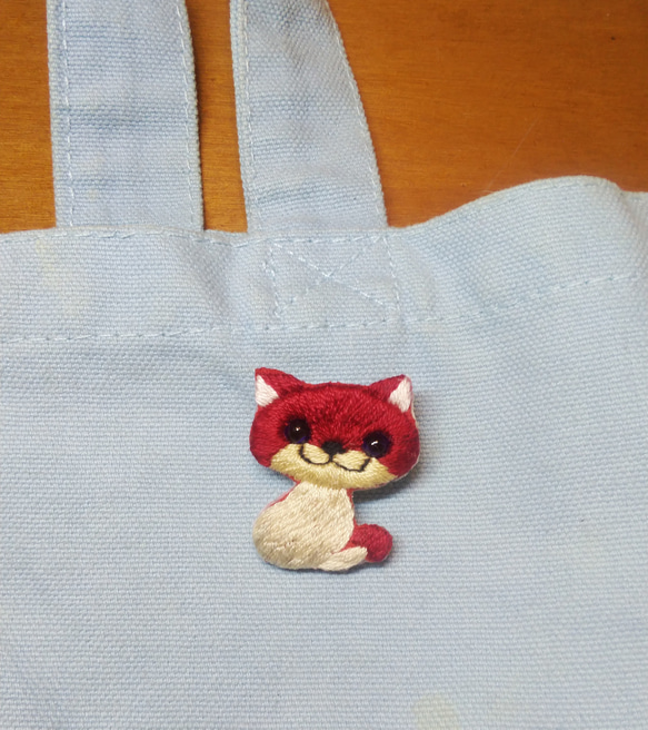 毒キノコ猫　刺繍ブローチ　赤色 4枚目の画像