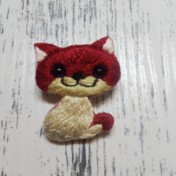 毒キノコ猫　刺繍ブローチ　赤色 2枚目の画像