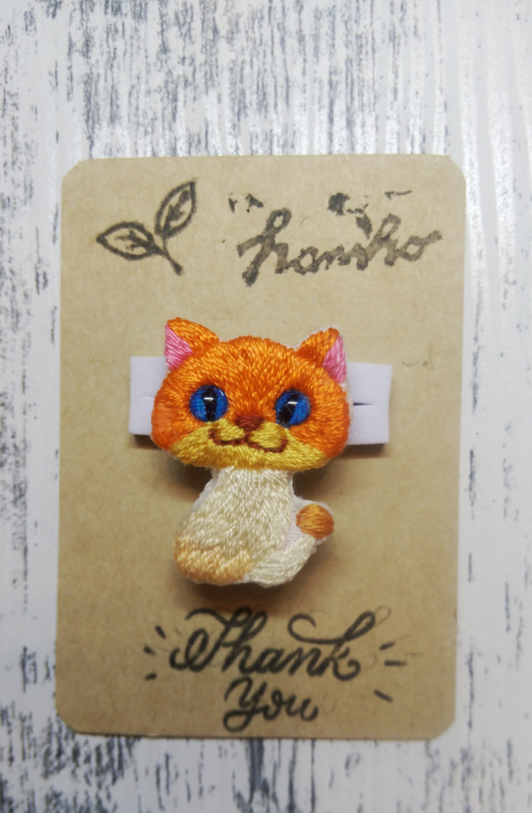 毒キノコ猫　刺繍ブローチ　オレンジ色 1枚目の画像