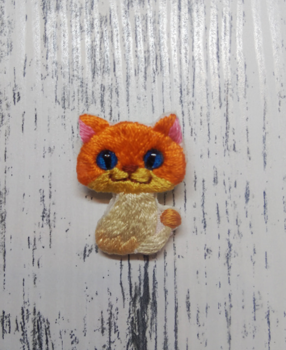 毒キノコ猫　刺繍ブローチ　オレンジ色 2枚目の画像