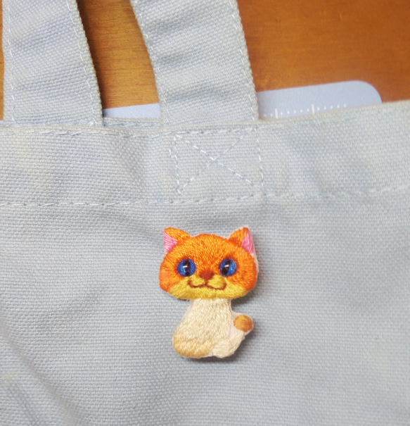 毒キノコ猫　刺繍ブローチ　オレンジ色 4枚目の画像
