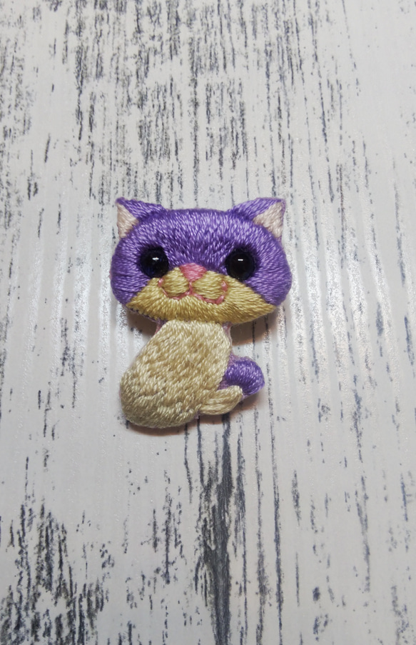 毒キノコ猫　刺繍ブローチ　紫色 2枚目の画像