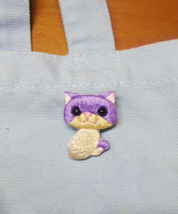 毒キノコ猫　刺繍ブローチ　紫色 4枚目の画像
