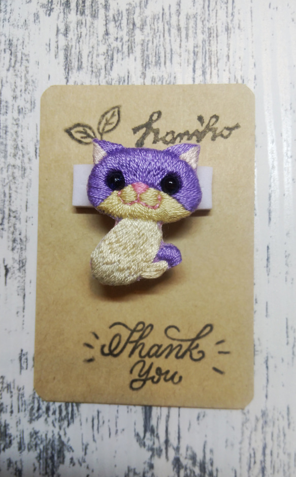 毒キノコ猫　刺繍ブローチ　紫色 1枚目の画像