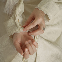 奶黃色 新中式宮廷復古古典蕾絲襯衣 提花刺綉雙層內裡襯衫上衣 第9張的照片