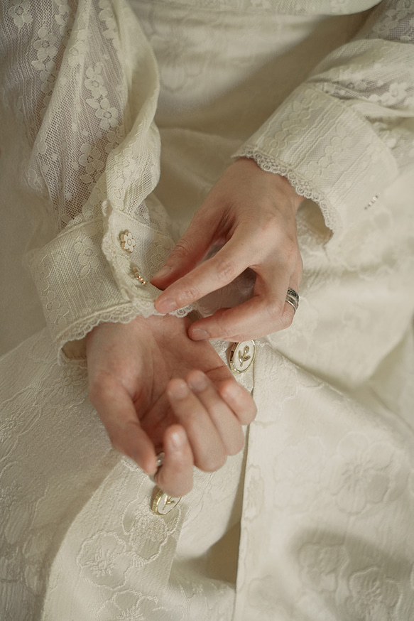 奶黃色 新中式宮廷復古古典蕾絲襯衣 提花刺綉雙層內裡襯衫上衣 第9張的照片