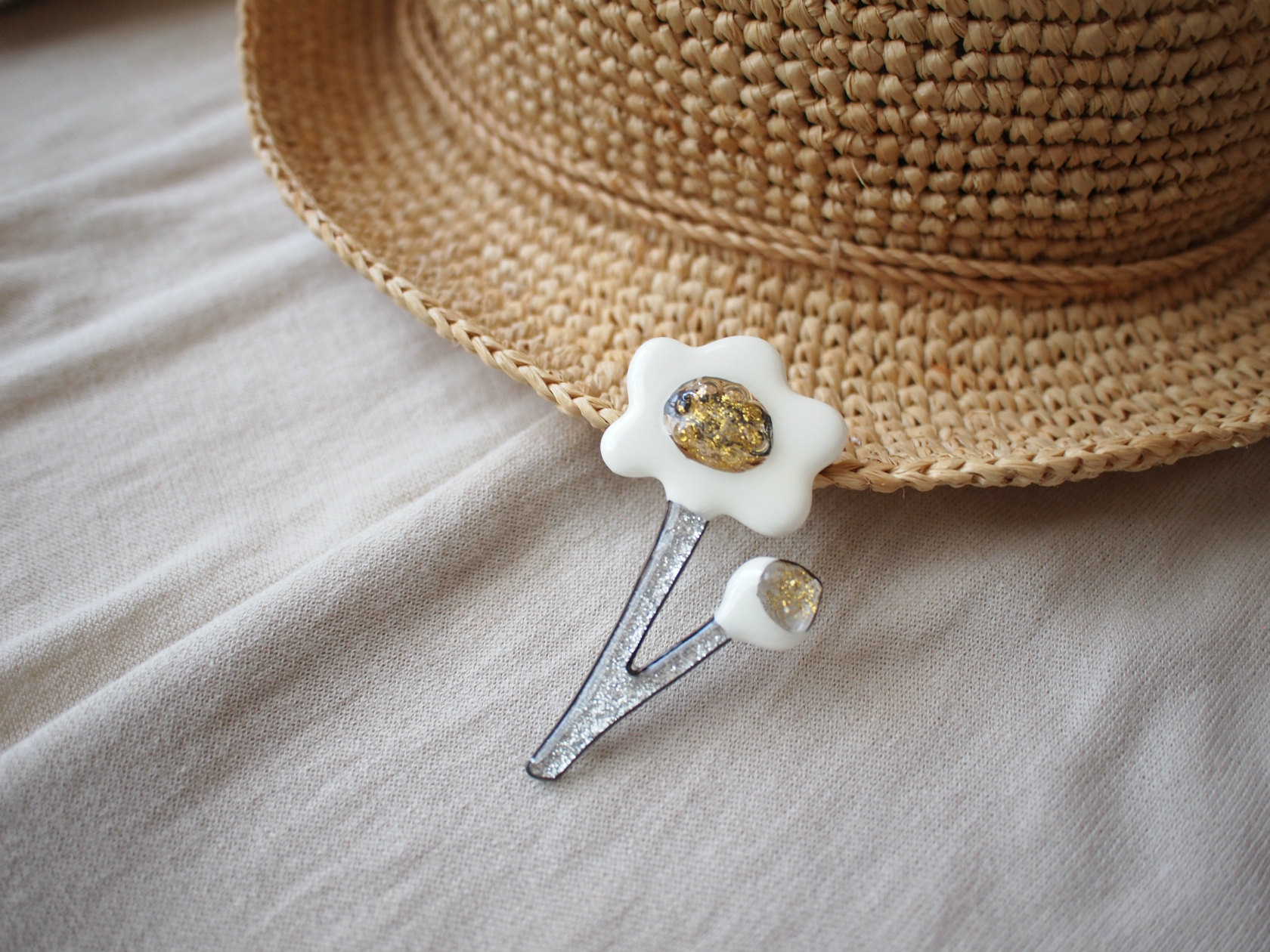 白花のブローチ