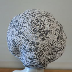 ニット生地の裂き編みベレー帽　紺×グレー 4枚目の画像