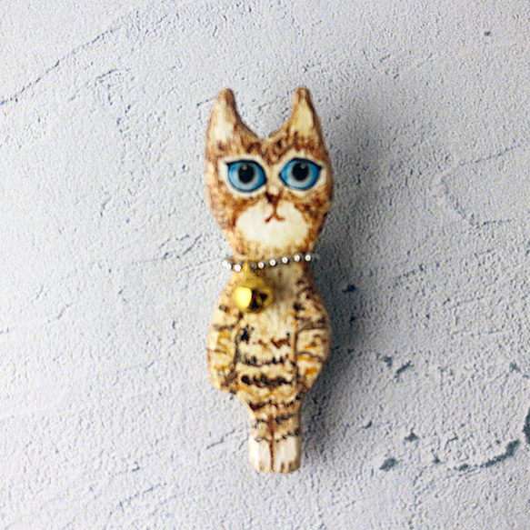 木彫りの猫ブローチ　チャトラ　金色の鈴付き 2枚目の画像