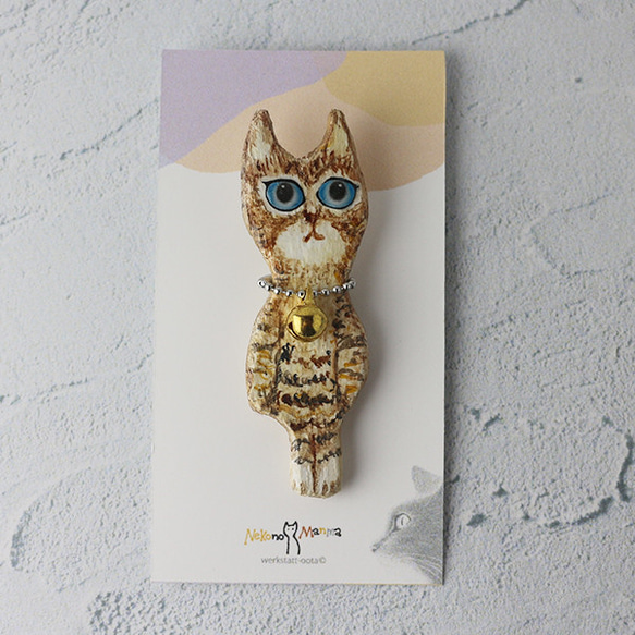 木彫りの猫ブローチ　チャトラ　金色の鈴付き 1枚目の画像