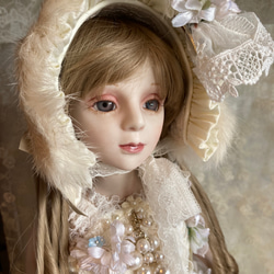 創作球体関節ビスクドール人形　栗色の髪の白いアンティーク調ロングドレスの女の子 1枚目の画像