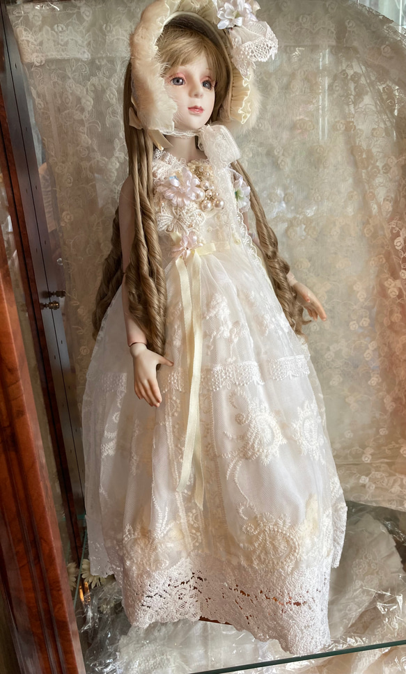 創作球体関節ビスクドール人形　栗色の髪の白いアンティーク調ロングドレスの女の子 8枚目の画像