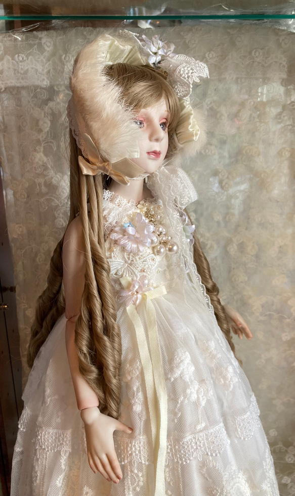 創作球体関節ビスクドール人形　栗色の髪の白いアンティーク調ロングドレスの女の子 9枚目の画像