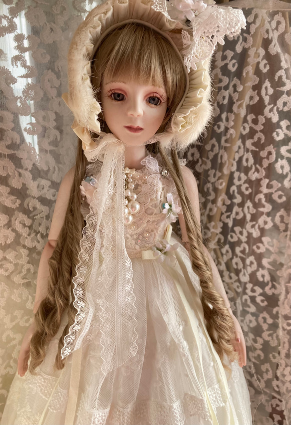 創作球体関節ビスクドール人形　栗色の髪の白いアンティーク調ロングドレスの女の子 13枚目の画像