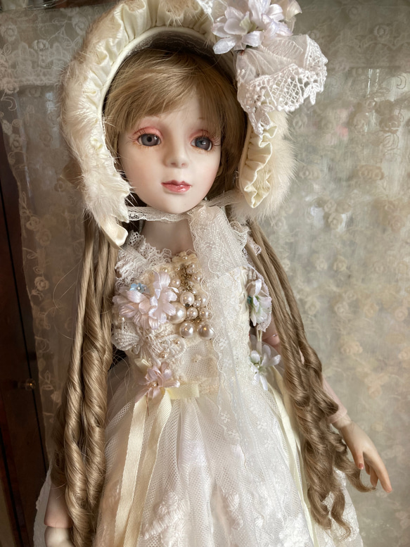 創作球体関節ビスクドール人形　栗色の髪の白いアンティーク調ロングドレスの女の子 6枚目の画像