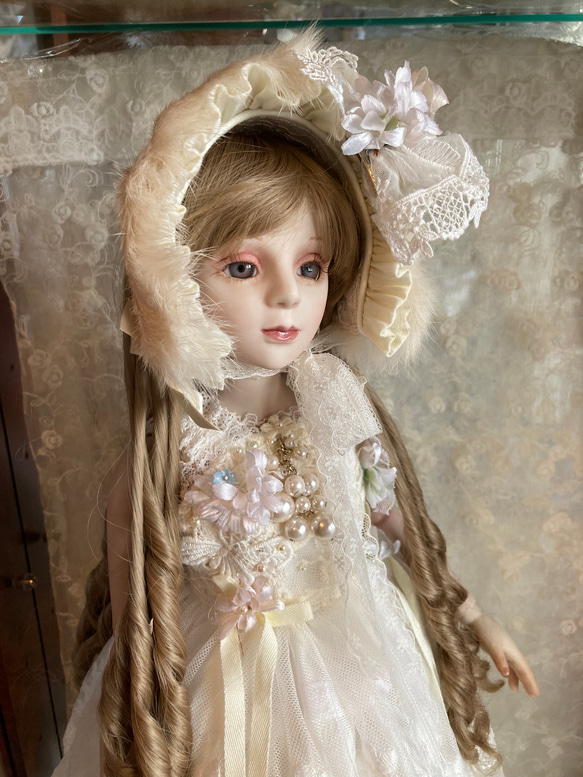 創作球体関節ビスクドール人形　栗色の髪の白いアンティーク調ロングドレスの女の子 5枚目の画像
