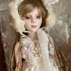 創作球体関節ビスクドール人形　栗色の髪の白いアンティーク調ロングドレスの女の子 3枚目の画像