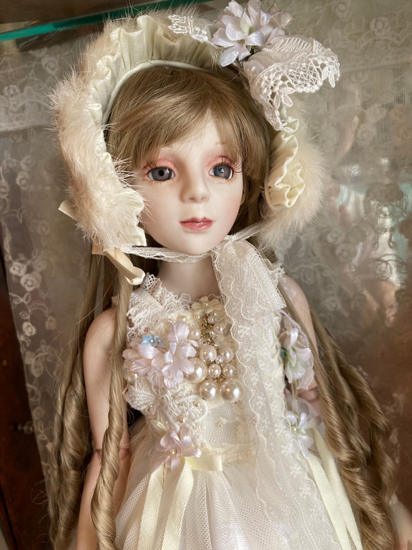 創作球体関節ビスクドール人形　栗色の髪の白いアンティーク調ロングドレスの女の子 3枚目の画像