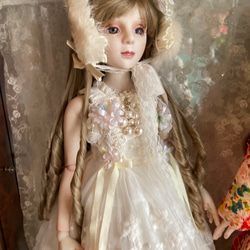 創作球体関節ビスクドール人形　栗色の髪の白いアンティーク調ロングドレスの女の子 4枚目の画像