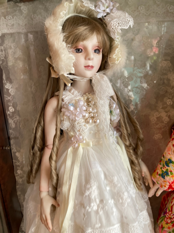 創作球体関節ビスクドール人形　栗色の髪の白いアンティーク調ロングドレスの女の子 4枚目の画像