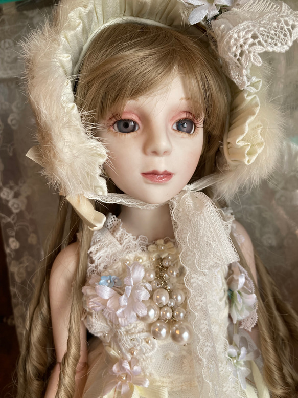 創作球体関節ビスクドール人形　栗色の髪の白いアンティーク調ロングドレスの女の子 2枚目の画像