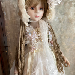 創作球体関節ビスクドール人形　栗色の髪の白いアンティーク調ロングドレスの女の子 7枚目の画像