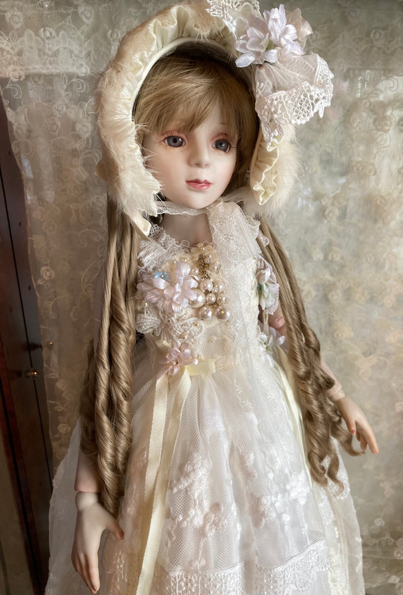 創作球体関節ビスクドール人形　栗色の髪の白いアンティーク調ロングドレスの女の子 7枚目の画像