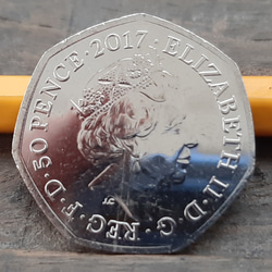 ピーター ラビット と エリザベス女王 本物英国50ペンスコイン  イギリス コイン ビアトリクス・ポター 2枚目の画像