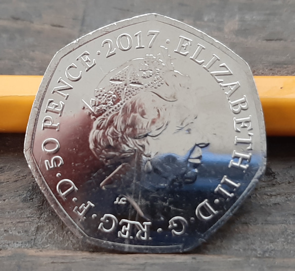 ピーター ラビット と エリザベス女王 本物英国50ペンスコイン  イギリス コイン ビアトリクス・ポター 2枚目の画像