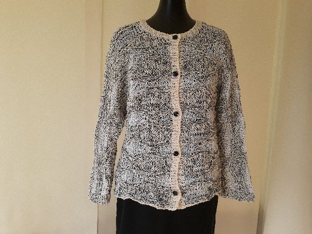 モノトーンの引き上げ編みドルマン袖カーディガン