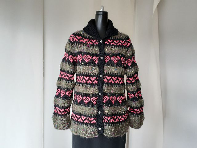 カーキモヘアとブラックローズ色の編み込みカーディガン