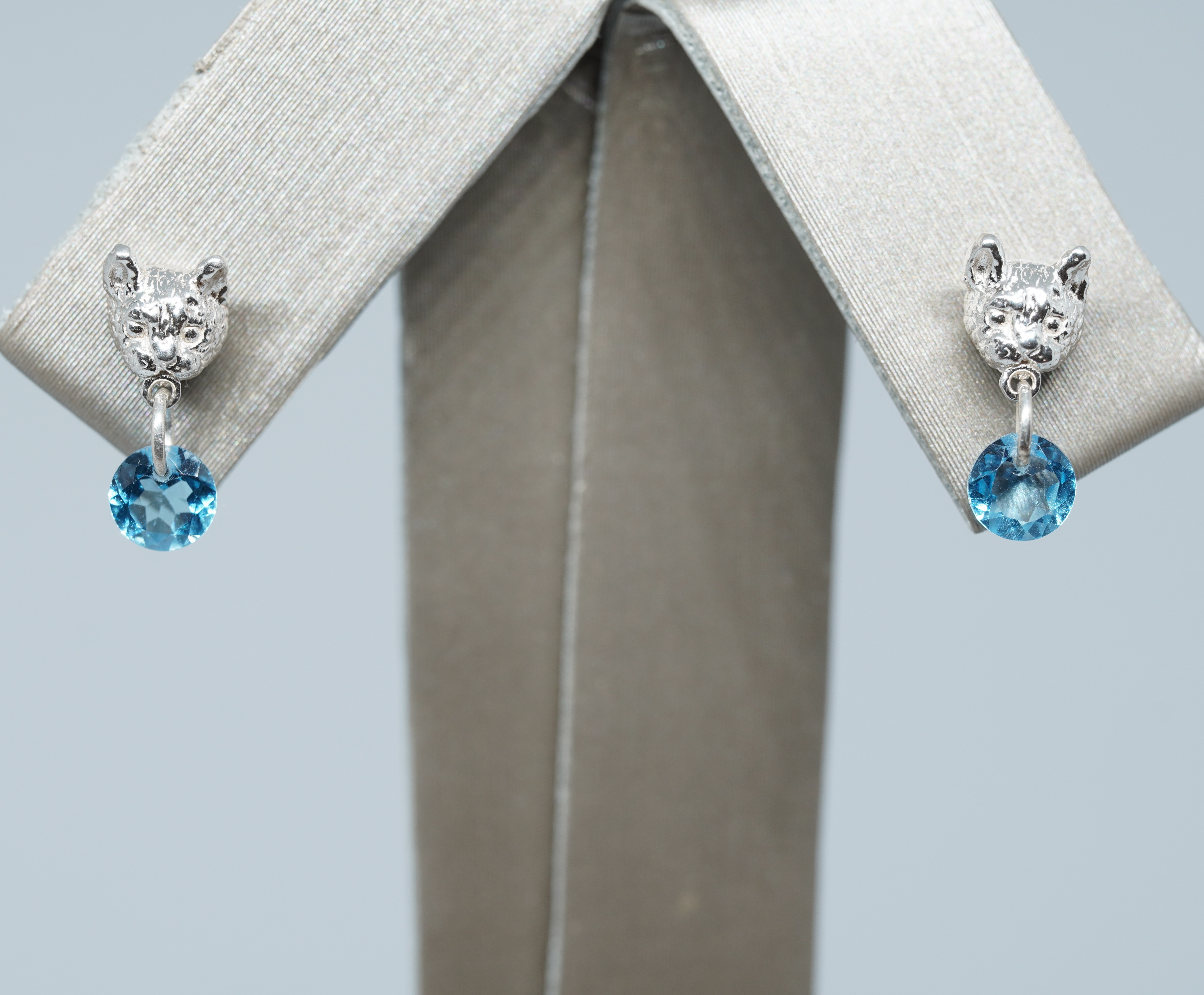 スカイブルートパーズを咥えている猫のペアピアス 12,012円