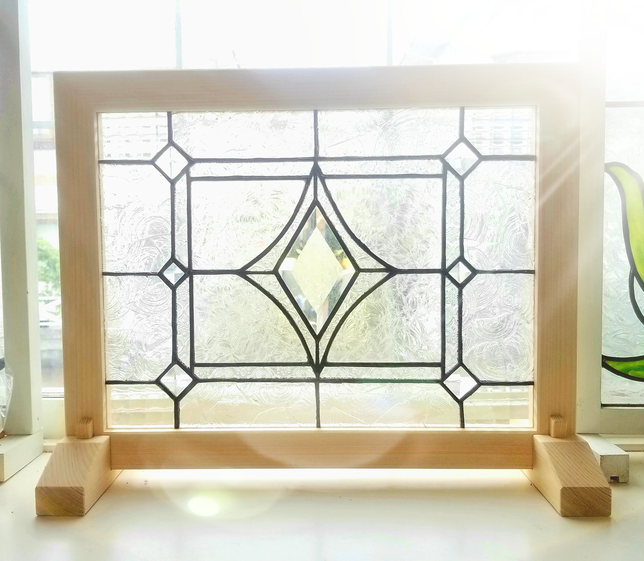 透明感あふれる　ステンドグラス製　アンティーク調のサンキャッチャーパネル(スタンド付)