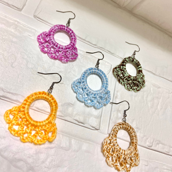 【クリームソーダカラー】刺繍糸で編む揺れるニットピアス 4枚目の画像