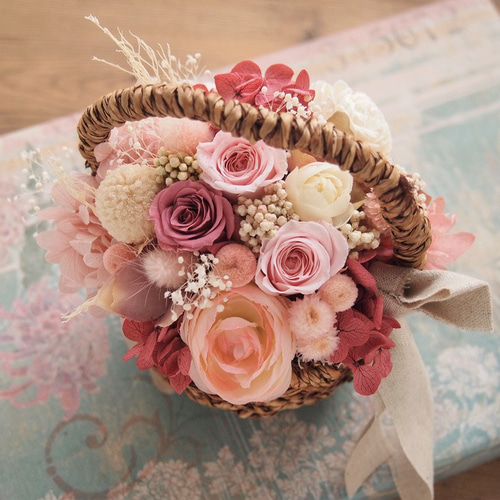 バスケットのプリザーブドフラワーアレンジメント その他