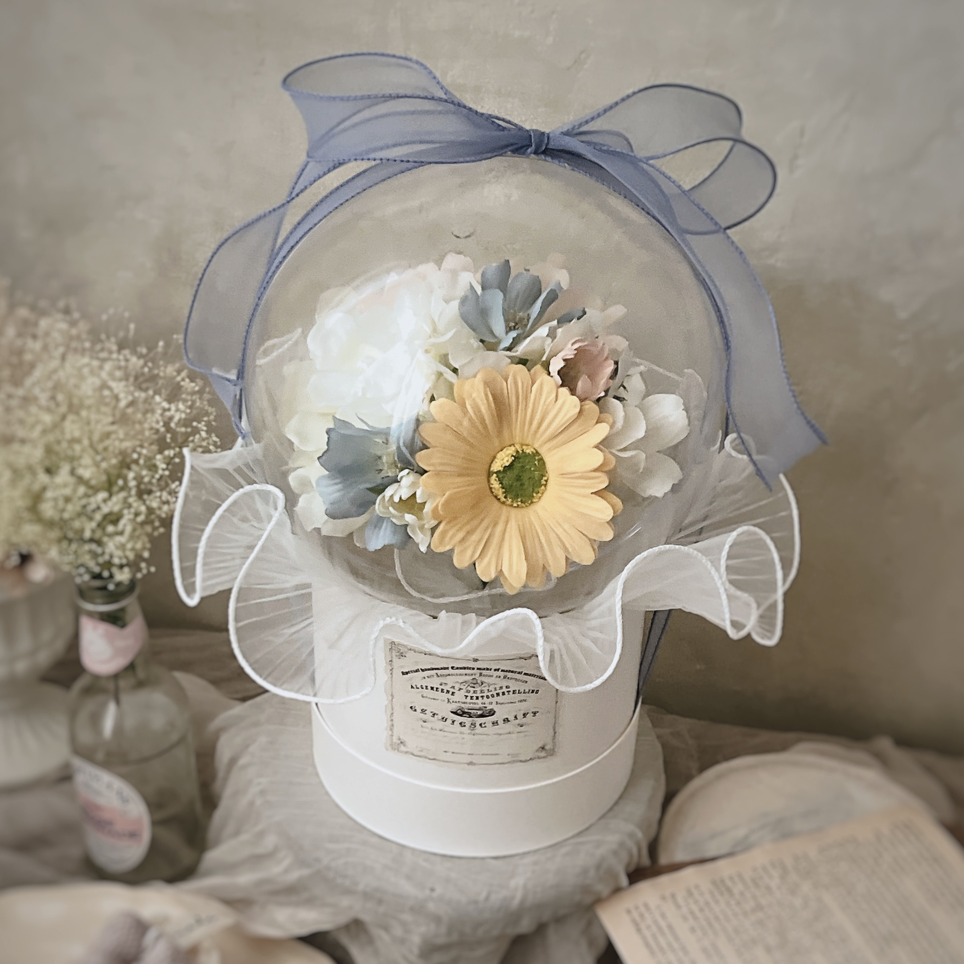 アンティークラベル×ブルーリボンのフラワーバルーン／アクリル製割れないバルーン／結婚祝い・誕生日に