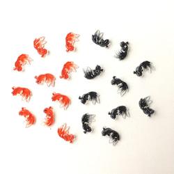 【赤・黒　合計20匹】小さな金魚の封入立体チャーム。（赤 / 黒 / 透明 / レジン / カボション） 2枚目の画像