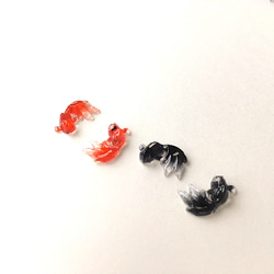 【赤・黒　合計20匹】小さな金魚の封入立体チャーム。（赤 / 黒 / 透明 / レジン / カボション） 3枚目の画像
