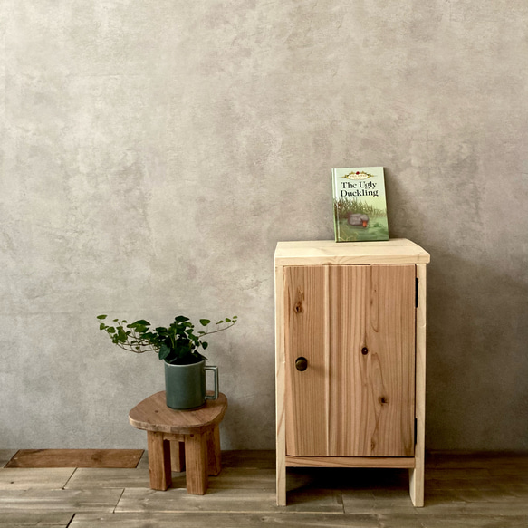 チェスト 扉 ソファーサイドテーブル かわいい 四つ脚 木製