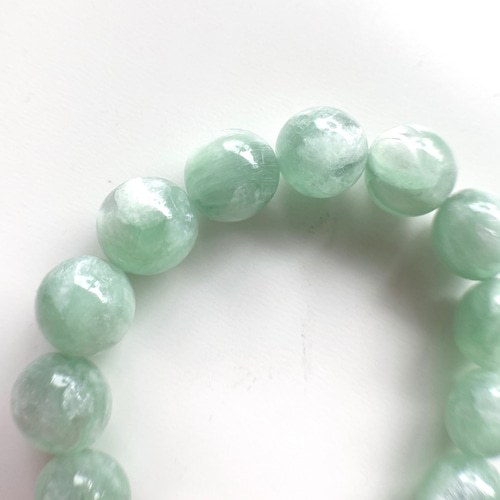 ミントグリーンマイカとモルガナイトのハートの艶々瑞々しい