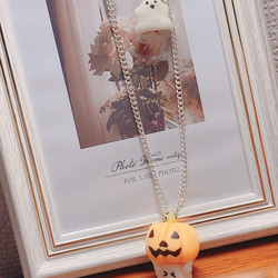 秋に！ハロウィンに！かぼちゃを持ち上げるおばけのネックレス 4枚目の画像