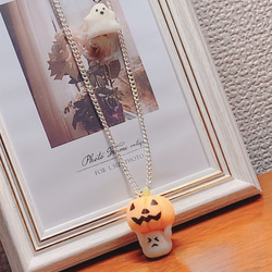 秋に！ハロウィンに！かぼちゃを持ち上げるおばけのネックレス 5枚目の画像