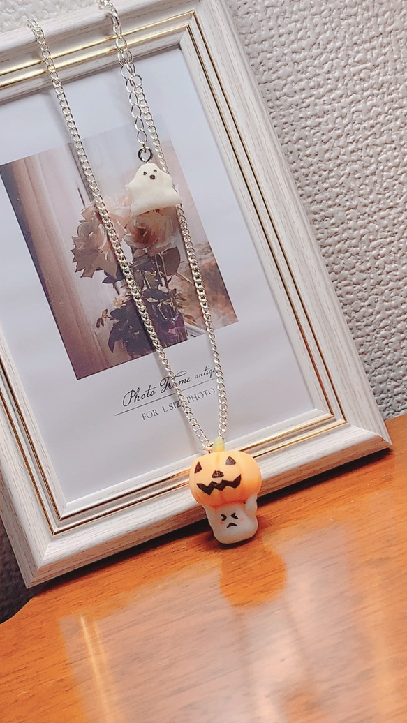 秋に！ハロウィンに！かぼちゃを持ち上げるおばけのネックレス 5枚目の画像