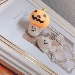 秋に！ハロウィンに！かぼちゃを持ち上げるおばけのネックレス 3枚目の画像