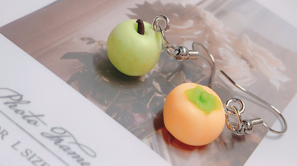 耳元で揺れる小さな果物。秋向け。梨と柿のピアス 1枚目の画像