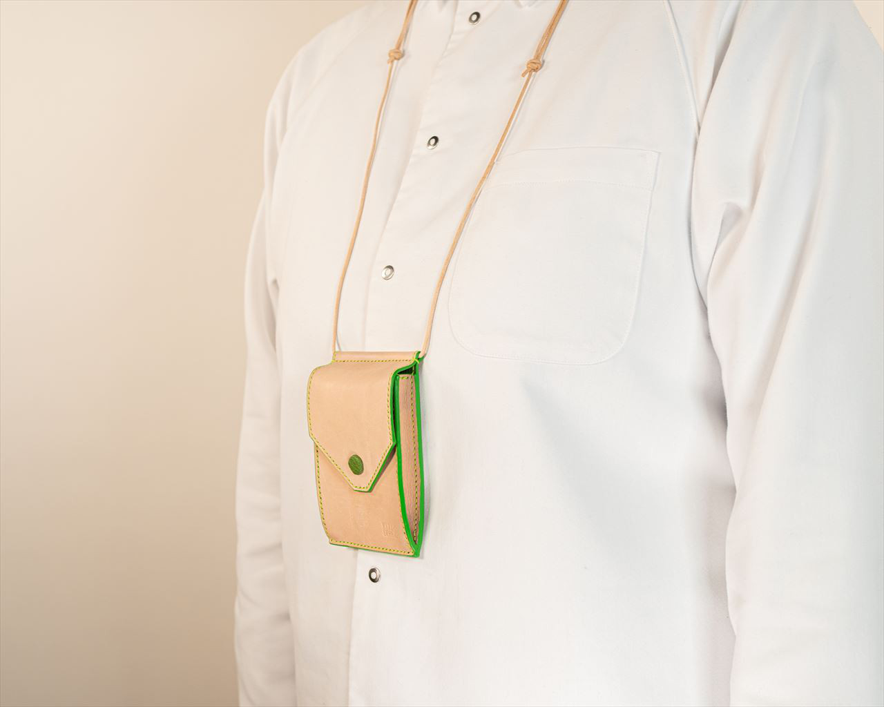 縦入れのくるみボタンカードケース・名刺入れ ヌメ革・栃木レザー使用・お守り・おみくじ・誕生日プレゼント・就職祝い