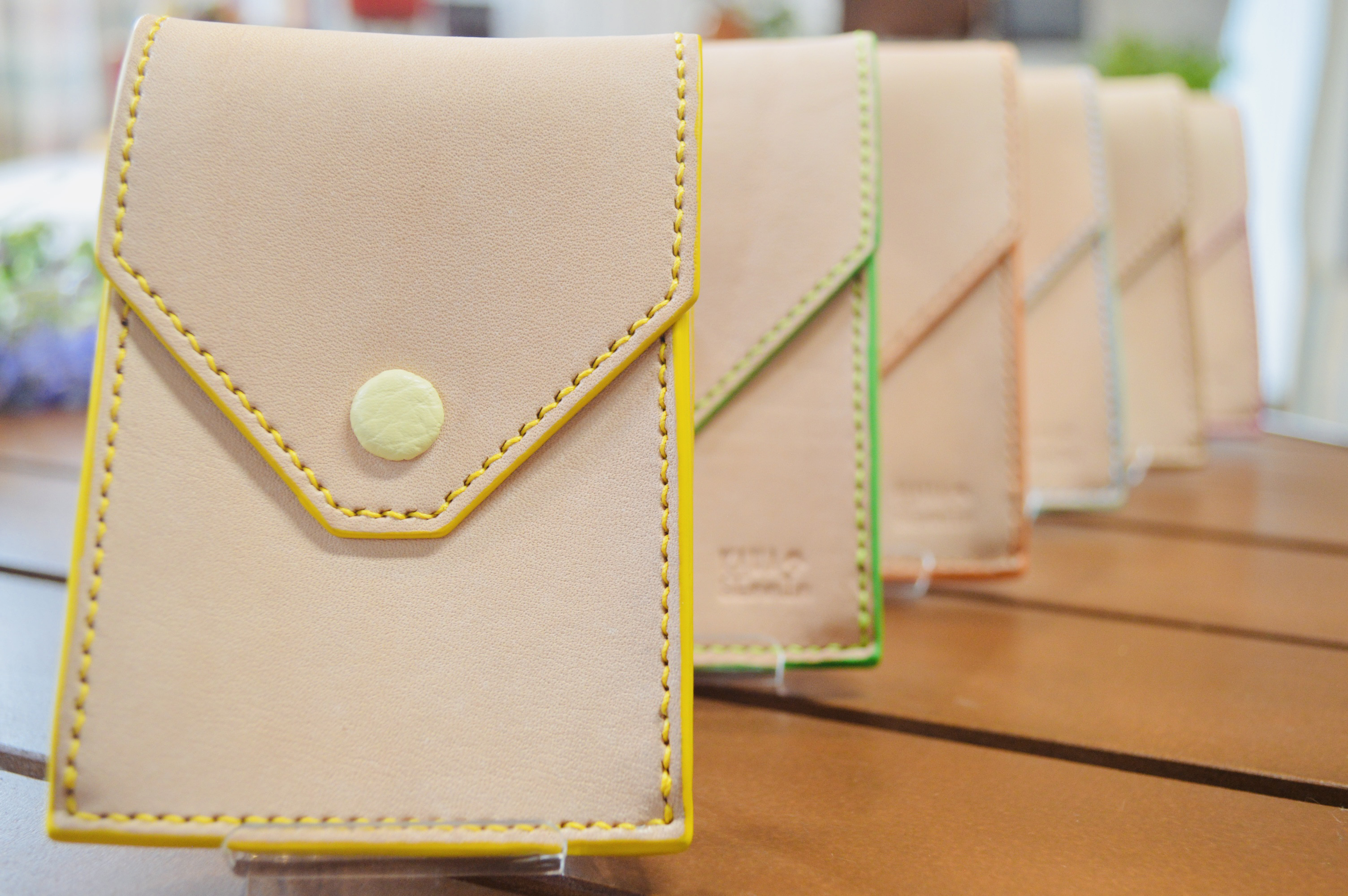 縦入れのくるみボタンカードケース・名刺入れ ヌメ革・栃木レザー使用・お守り・おみくじ・誕生日プレゼント・就職祝い