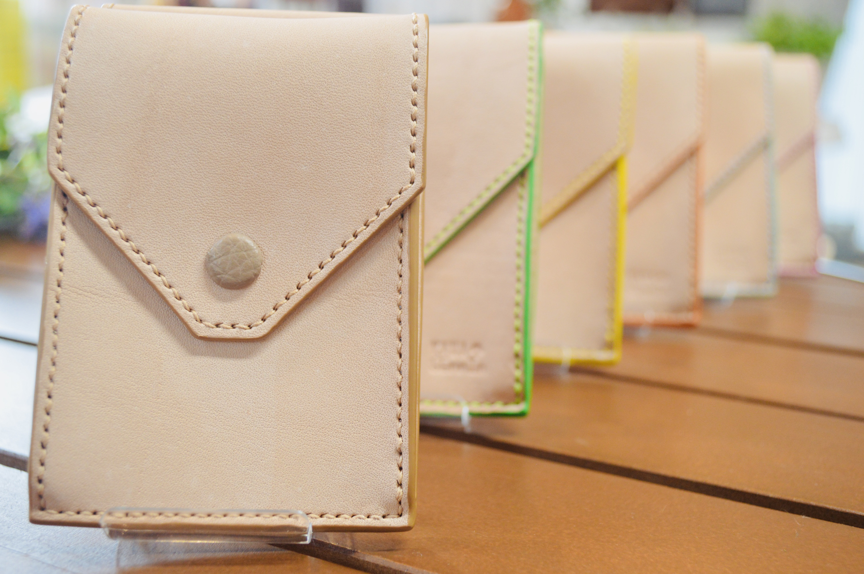 縦入れのくるみボタンカードケース・名刺入れ ヌメ革・栃木レザー使用・お守り・おみくじ・誕生日プレゼント・就職祝い